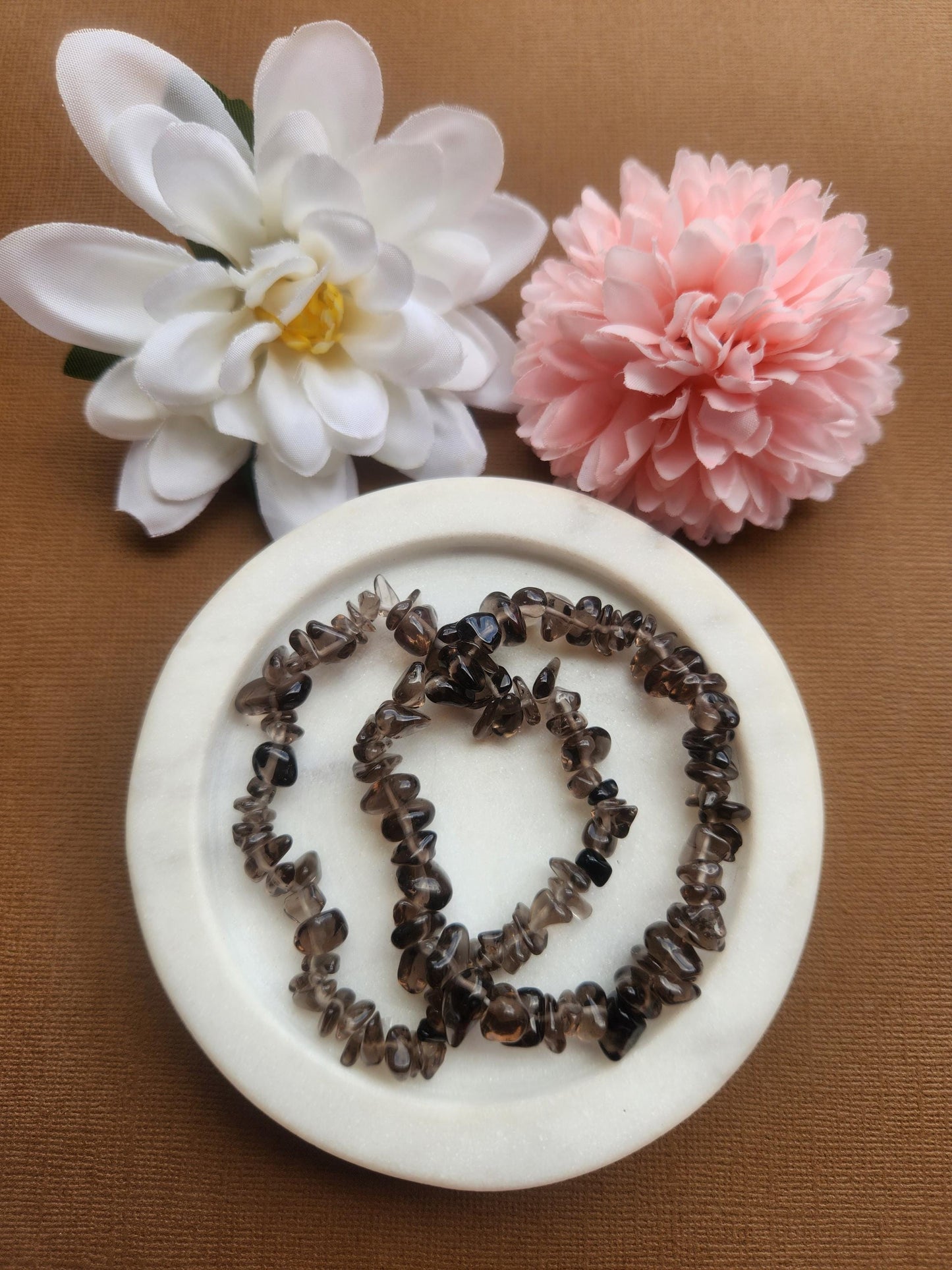 Natural smoky quartz chip bracelet made with genuine raw smoky quartz crystal chips, brown translucent smoky quartz stone bracelet for grounding protection and stress relief, elastic crystal chip bracelet for everyday wear, handmade smoky quartz crystal jewellery for emotional balance negative energy cleansing and root chakra healing, natural gemstone bracelet gift