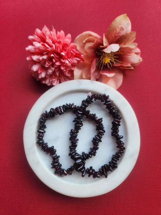 Natural garnet chip bracelet made with genuine raw garnet crystal chips, deep red garnet stone bracelet for grounding protection and passion, elastic crystal chip bracelet for everyday wear, handmade garnet crystal jewellery for strength confidence love and root chakra healing, natural gemstone bracelet gift