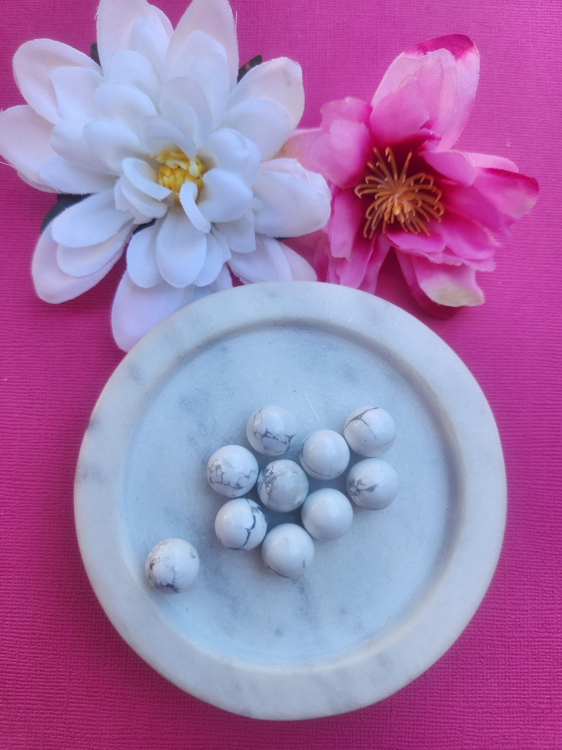 Howlite mini sphere 1.2cm polished crystal ball featuring white stone with natural grey veining, small calming crystal sphere for anxiety relief, meditation, mindfulness and spiritual healing, pocket size howlite sphere for crystal collection, stress relief stone, soothing energy crystal decor