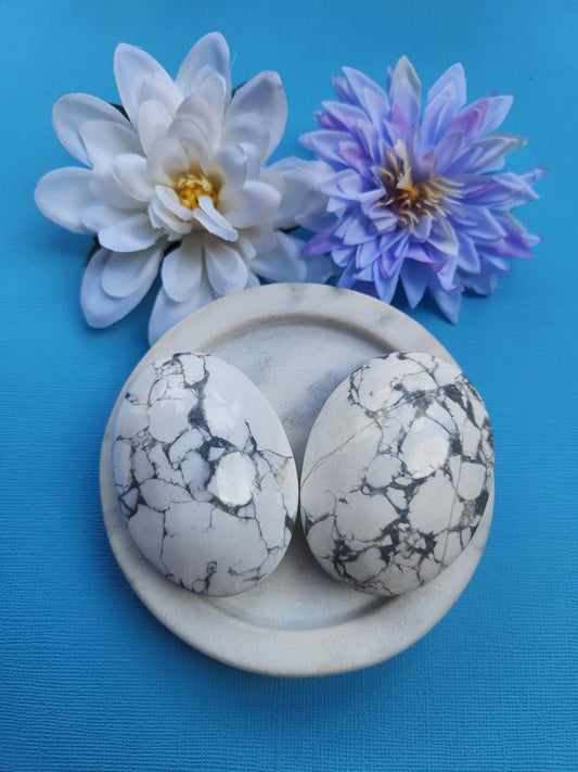 Howlite palmstone polished white howlite crystal with natural grey veining, smooth worry stone for calming stress relief and emotional balance, crown chakra healing crystal, grounding meditation stone, white howlite palm stone for relaxation energy work and spiritual decor photographed close up