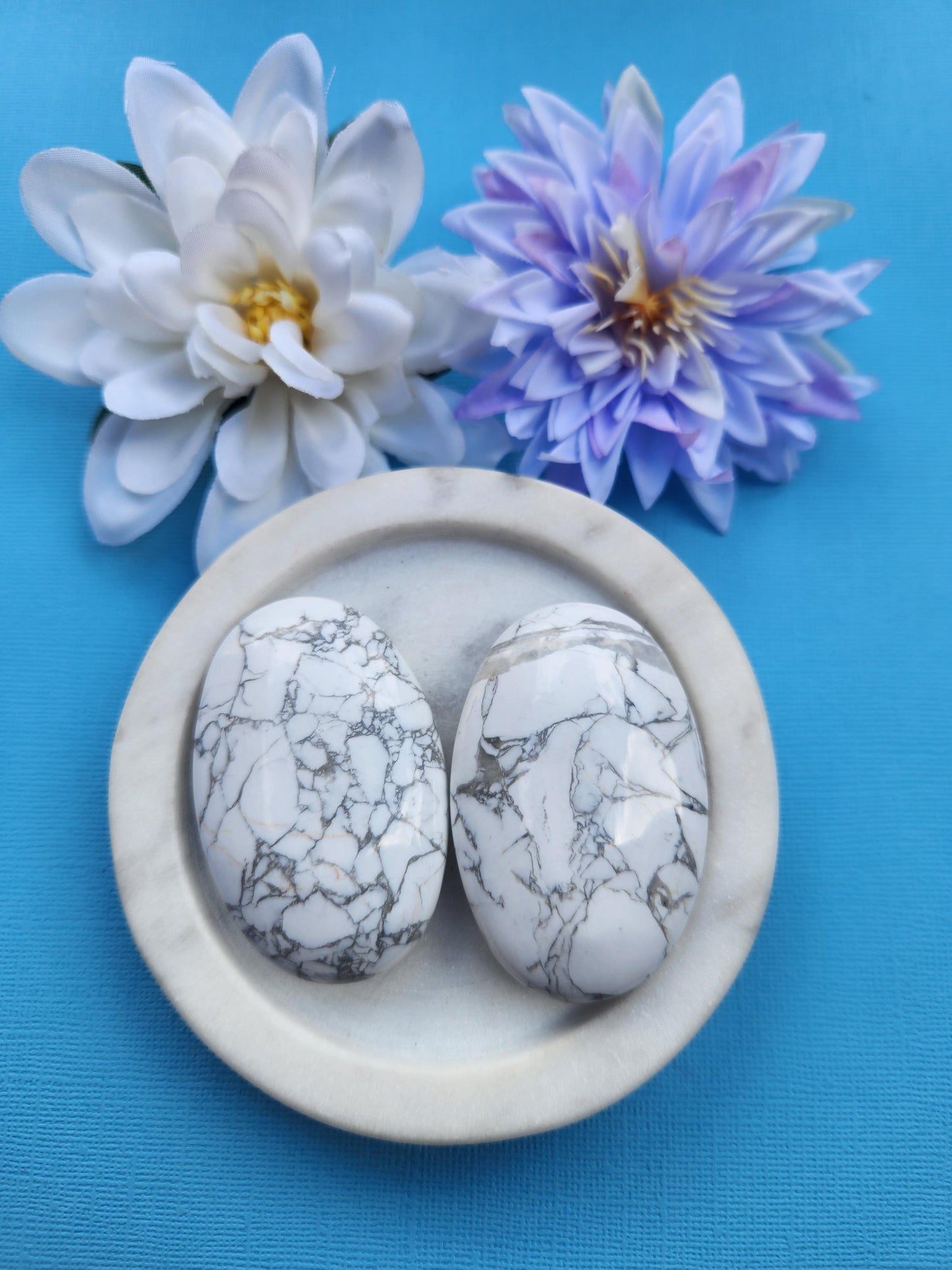 Small Howlite palmstone polished mini white howlite crystal with grey marble veining, pocket worry stone for anxiety relief and calm energy, crown chakra healing gemstone, small white howlite palm stone for meditation travel altar and daily carry photographed close up