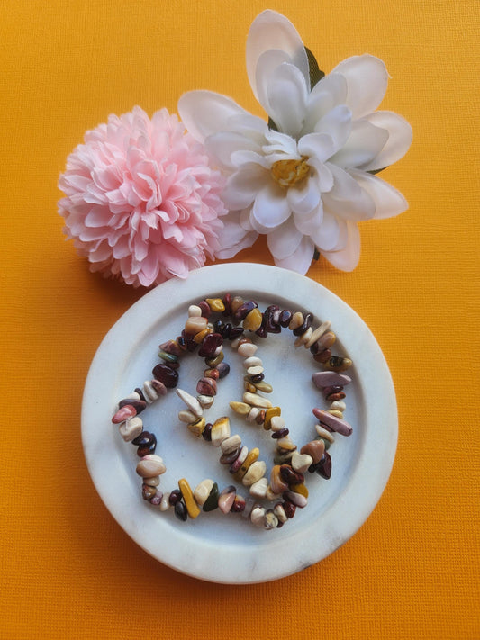 Mookaite jasper chip bracelet featuring natural Australian mookaite crystal chips, elastic beaded gemstone bracelet known for grounding strength vitality and emotional balance, healing crystal jewelry perfect for daily wear gifting stress relief and crystal lovers collections