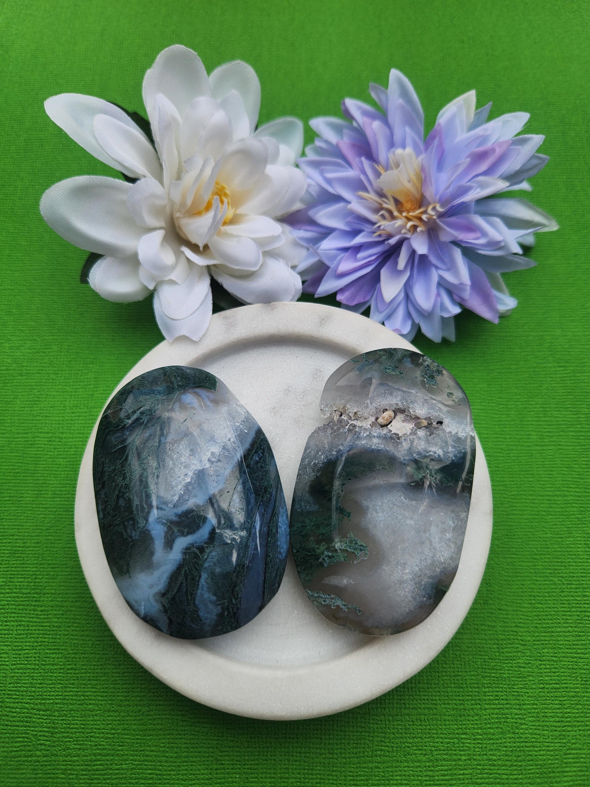 Moss Agate palmstone polished green moss agate crystal with natural dendritic inclusions, smooth worry stone for grounding growth and emotional balance, heart chakra healing crystal, earthy green gemstone palm stone for meditation decor and energy work, polished moss agate palmstone photographed close up