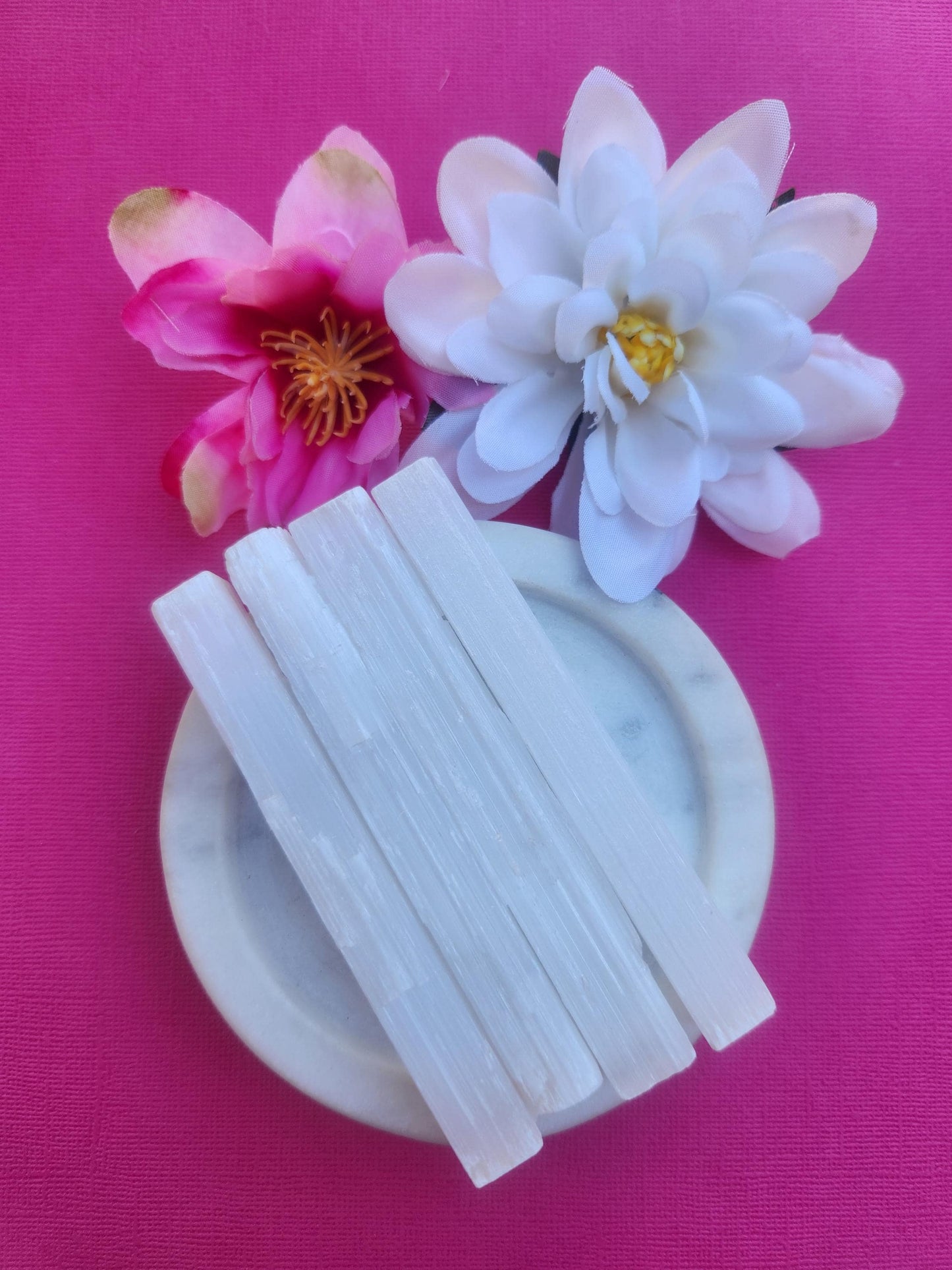 Large raw Selenite crystal stick natural white gypsum wand with fibrous satin sheen texture, high quality Selenite cleansing crystal for energy clearing protection and spiritual purification, raw Selenite wand used for charging crystals cleansing negative energy and chakra balancing, natural rough Selenite stick ideal for meditation reiki healing and spiritual tools, large white Selenite crystal bar for home decor altar display and energy cleansing rituals