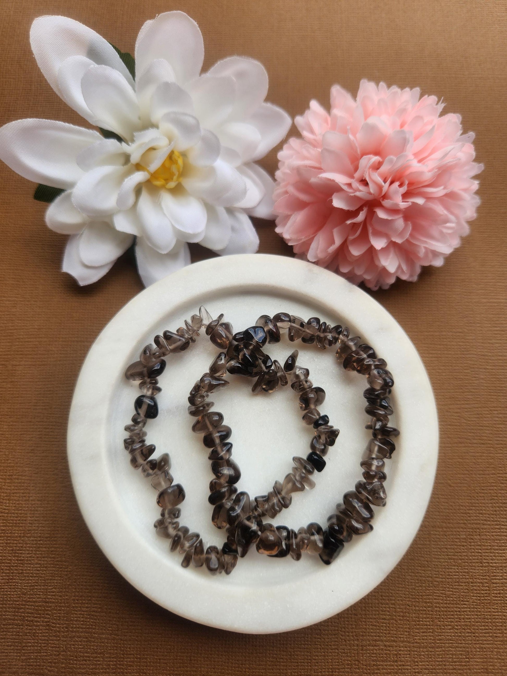 Natural smoky quartz chip bracelet made with genuine raw smoky quartz crystal chips, brown translucent smoky quartz stone bracelet for grounding protection and stress relief, elastic crystal chip bracelet for everyday wear, handmade smoky quartz crystal jewellery for emotional balance negative energy cleansing and root chakra healing, natural gemstone bracelet gift