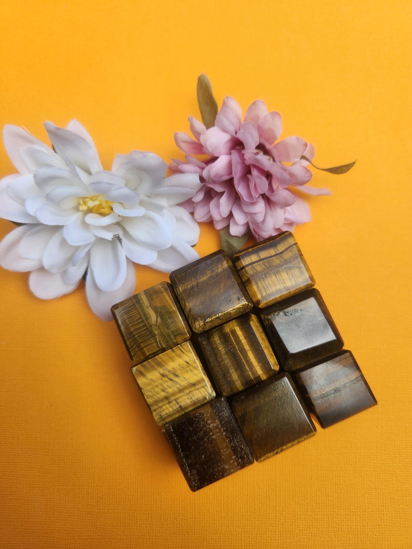 Tiger’s eye crystal cube 2.4cm polished gemstone dice shape, golden brown chatoyant healing stone for protection, grounding and confidence, tiger eye cube for meditation, manifestation and crystal grids, smooth glossy mineral decor piece for collectors and spiritual use